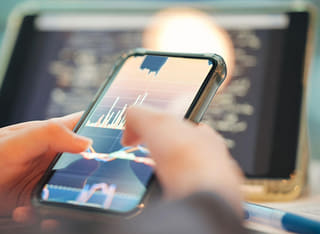 Investitore che controlla il trasparente processo di prelievo e trasferimento dei fondi