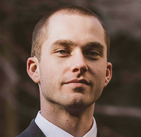Thomas Whitfield in un ritratto come analista di trading ed esperto del mercato crypto